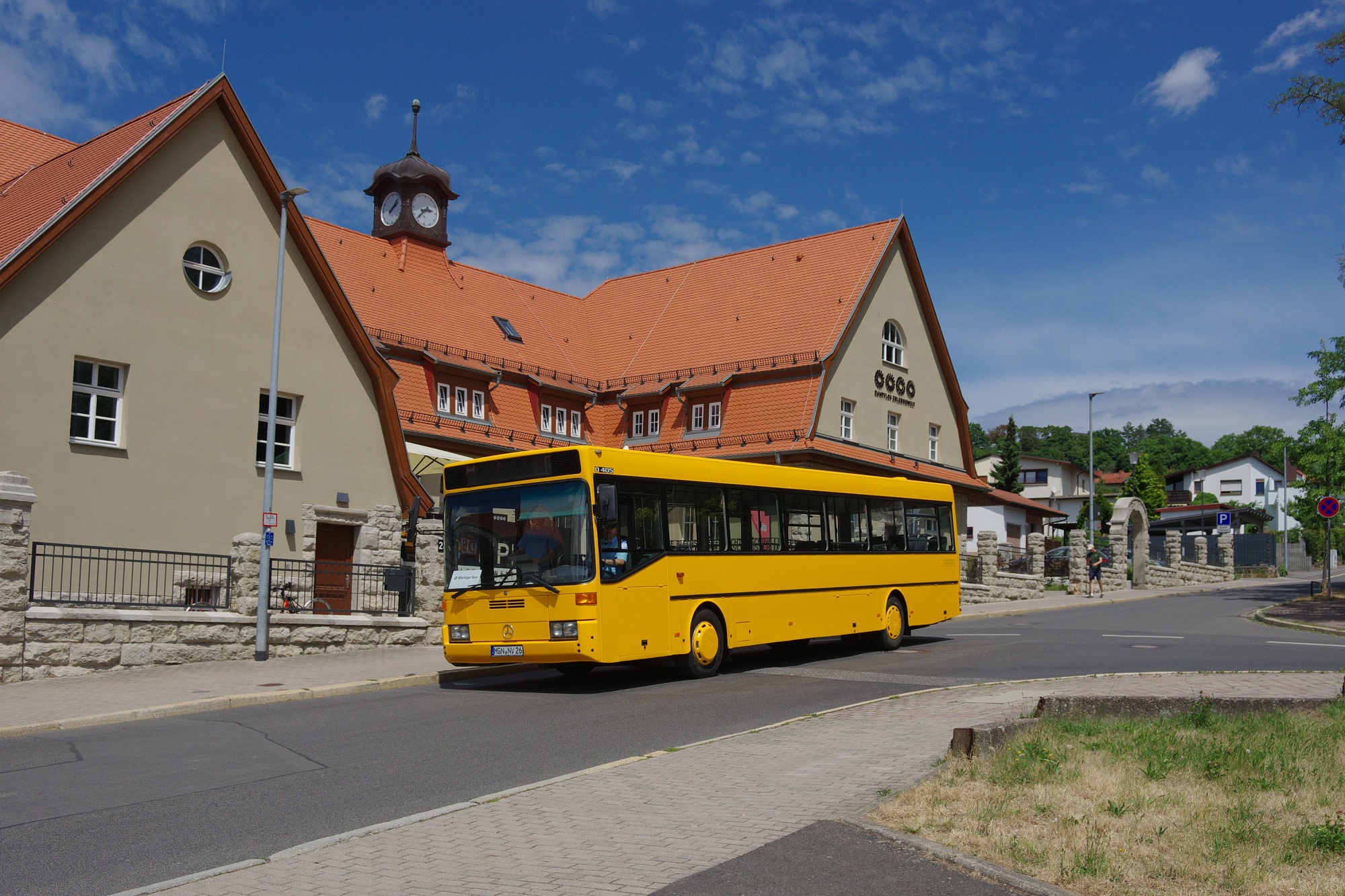 Historischer Bus der MBB vor dem Dampflok Erlebniswelt in Meiningen
